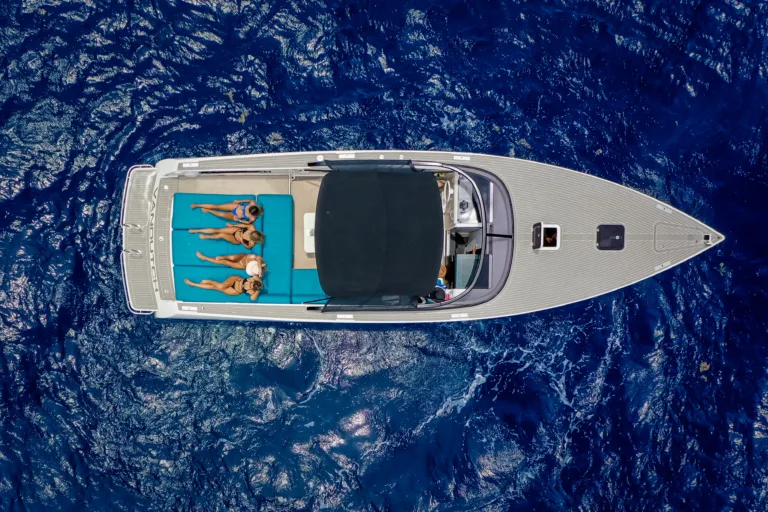 Explore the Crystal Clear Waters of Riviera Maya: Rent a Yacht Today