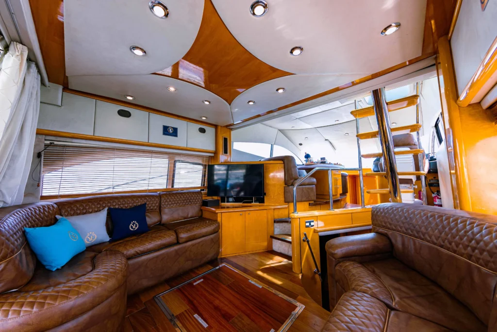 Explore the Crystal Clear Waters of Riviera Maya: Rent a Yacht Today
